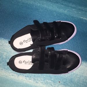 Black patterned shoes